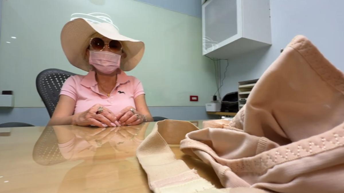 女控隆乳後穿胸衣冒紅疹。(圖/TVBS)