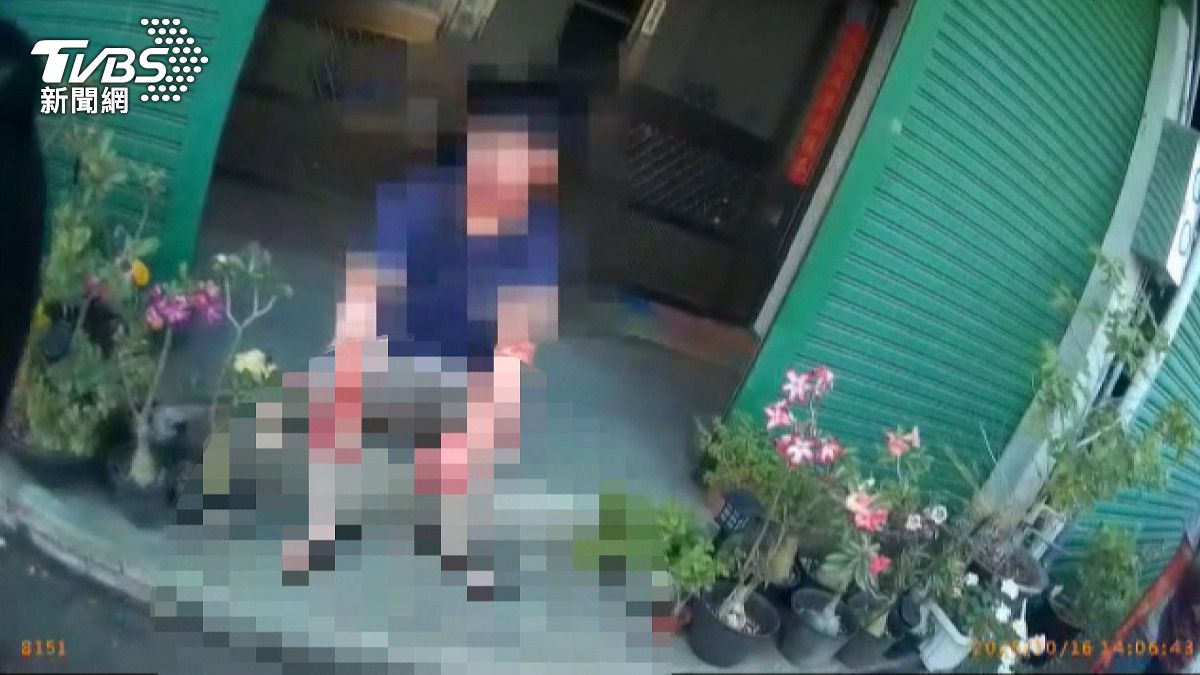 霧峰男闖鄰居家砍人　砍完冷坐門口。(圖／TVBS) 
