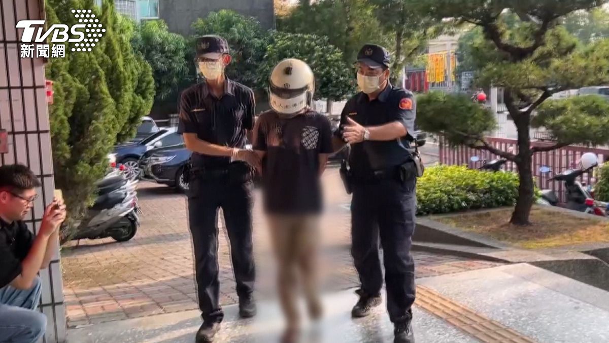 無業男狠砍長輩害命危　被逮稱不舒服叫119 僅手指頭受傷。(圖／TVBS) 