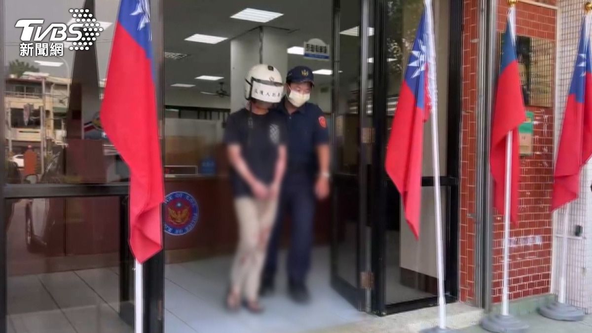 23歲男持刀砍鄰居　衣褲血跡全來自受害者。(圖／TVBS) 
