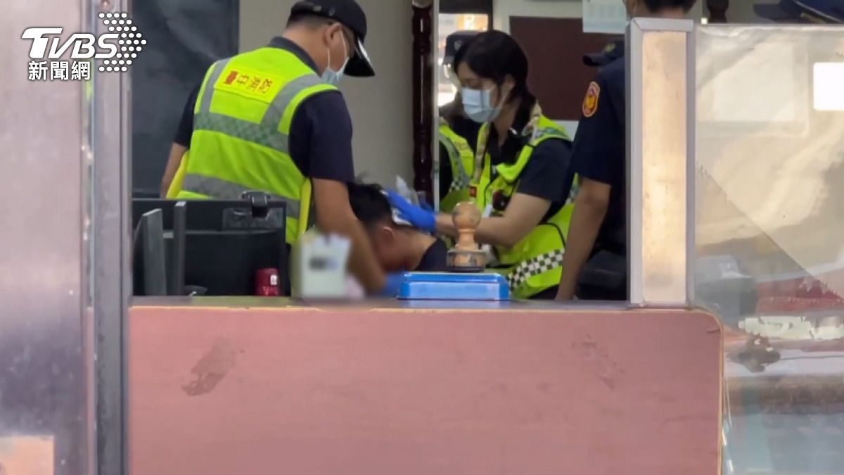 林姓男子只有手指頭1公分的傷口，包紮後警方隨即將他解送分局偵查隊。(圖／TVBS) 
