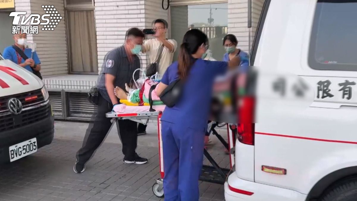 70歲長輩砍成重傷。陳姓女屋主左後頸部和額頭都有穿刺傷，而無辜的施姓修配廠老闆則左胸遭到穿刺。(圖／TVBS) 