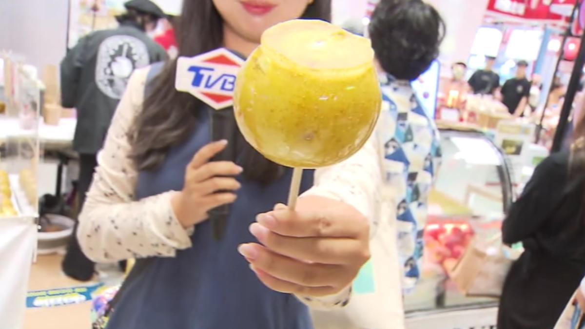 日本蘋果糖再度來到台灣販售，吸引大批民眾排隊。（圖／TVBS）