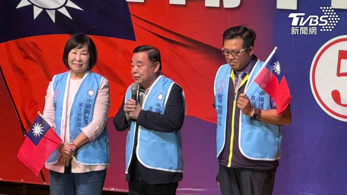 國民黨立委呂玉玲、桃園市議長邱奕勝、桃園市議員黃敬平(左至右)挺鄭麗文。(圖/陳怡潔攝)