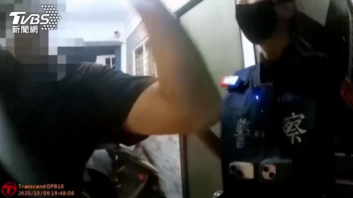 警方到場時雙方情緒激動，對拿槍的弟弟噴灑辣椒水，當場壓制。（圖／TVBS）