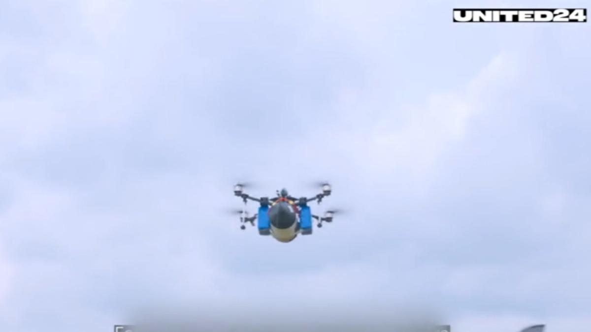 儘管光纖無人機得以不受反制干擾,但是光纖纜線必然對飛行有所影響;而線軸的重量,也會導致酬載重量面臨取捨。(圖/United24)