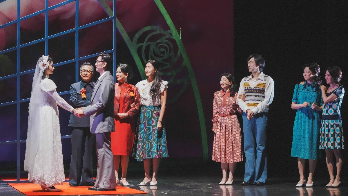 李千娜(左一)與曾少宗(左三)劇中步入婚姻。(圖/寬宏藝術提供)