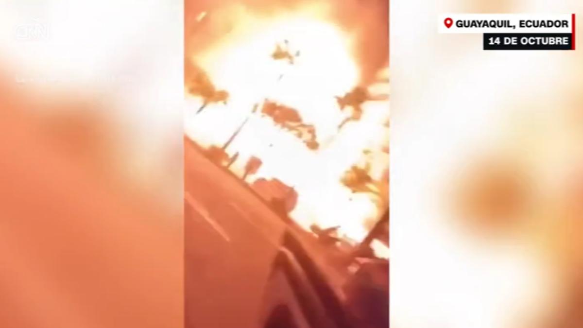 厄瓜多遭連環恐攻，汽車起火爆炸1死多傷。（圖／CNN）