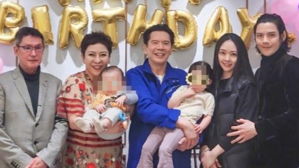 向太透露郭碧婷為陪伴爸爸(左)住在台灣。(圖/翻攝自向太微博)