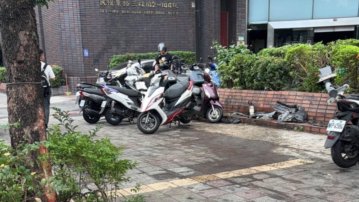 松山機場旁貨車衝上人行道 毀5機車釀2傷
