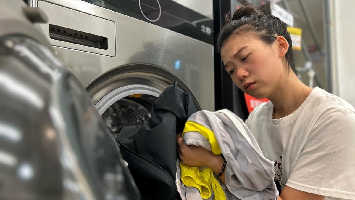 洗完衣服變硬又皺?家事達人點名錯誤行為 「這材質」別丟洗衣機