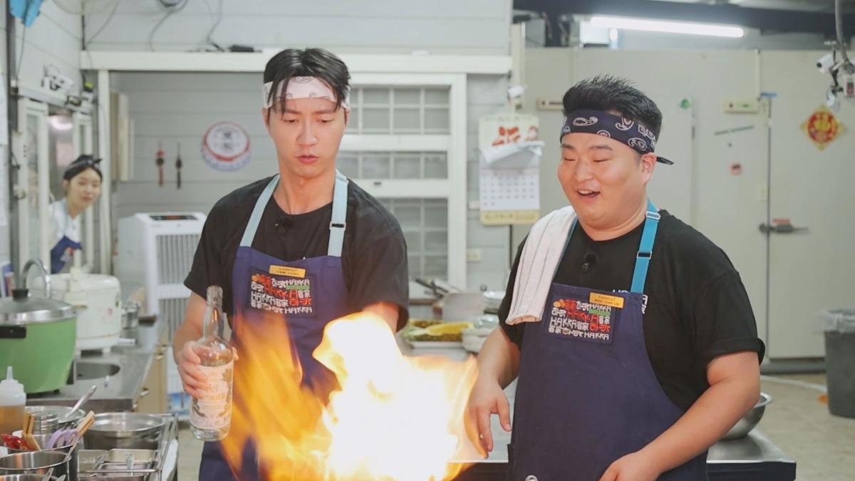 江宏傑(左)在節目中展現驚人廚藝。(圖/客委會、客家電視台提供)