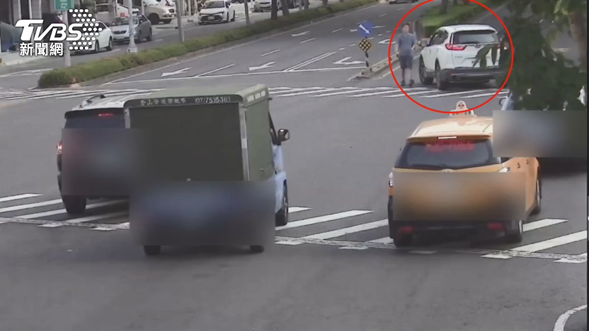 右上方一輛白色休旅車，右轉時在斑馬線旁撞到了一部單車，駕駛飆罵對方後沒有報警而是肇逃離開（圖／TVBS）
