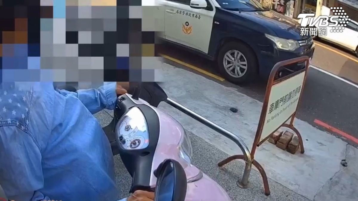 陳姓婦人不敵警方碎唸攻勢，於是騎車離開。（圖／TVBS）