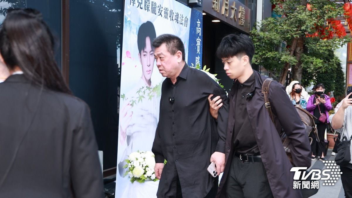 直擊/于朦朧招魂法會開始!孫德榮全身黑被攙扶進場 百位粉絲道別
