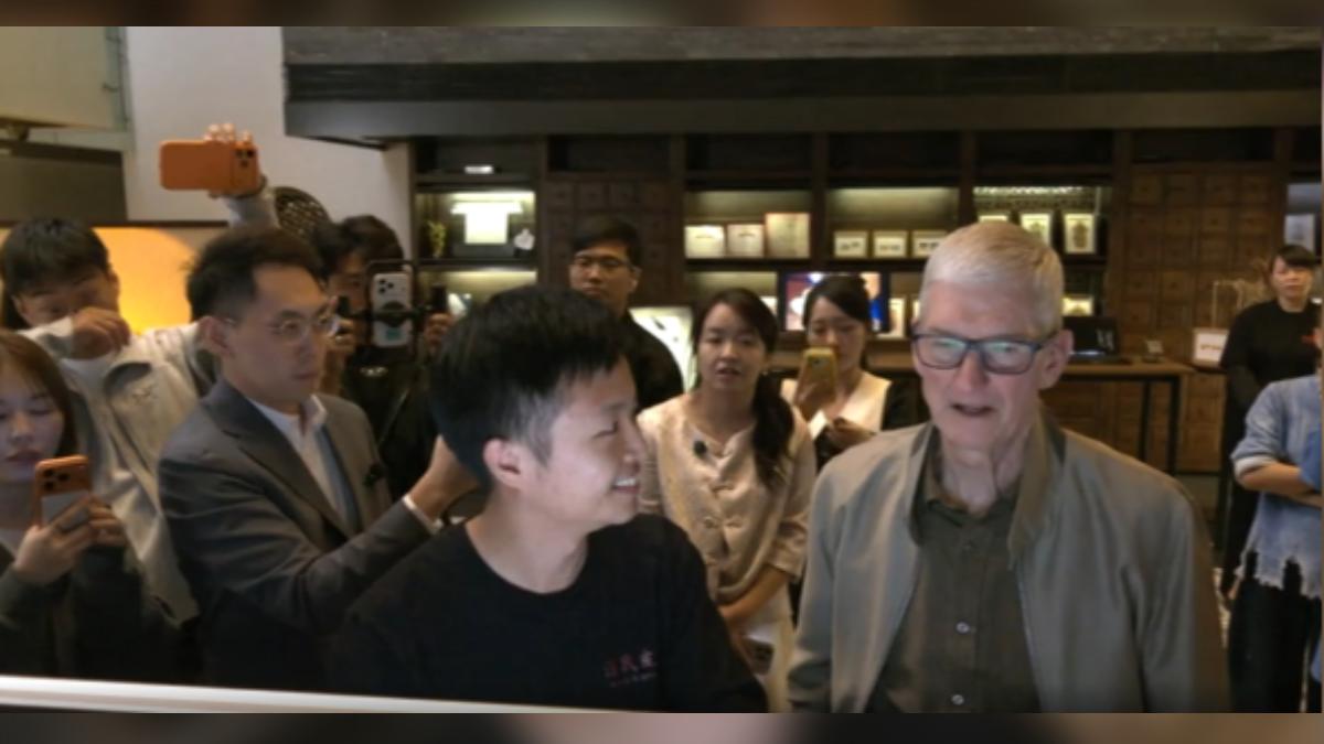 蘋果執行長庫客參觀 AI 皮影創作,庫克只需輸入一些提示詞,如顏色和花的名字、薰衣草等,系統大約 10 秒就能生成用戶獨一無二的作品。(圖/CCTV+)