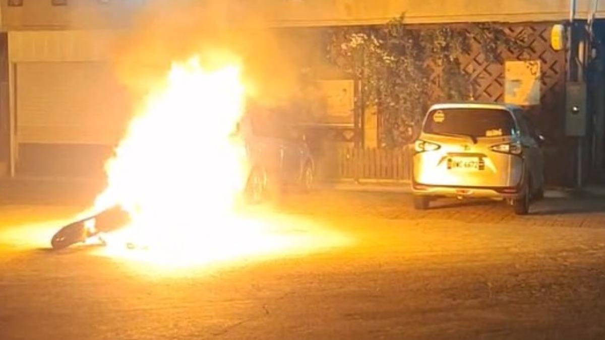 微型電動車爆炸起火,燒成一團火球。(圖/民眾提供)