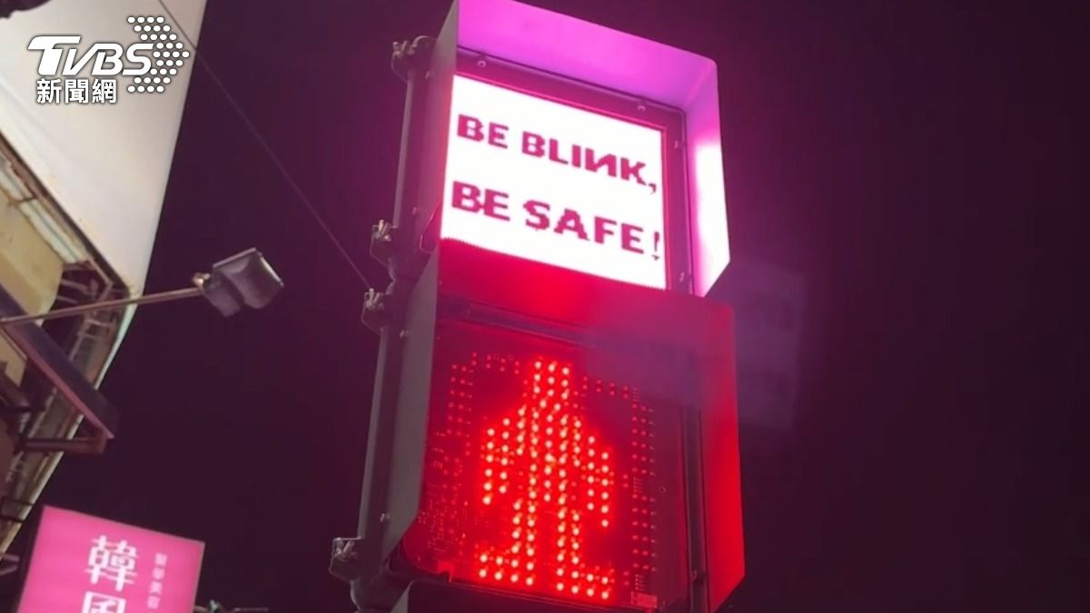 BLACKPINK這周末將登入高雄，整個高雄迎來粉色旋風，走在路上停等紅燈還有小驚喜（圖／TVBS）
