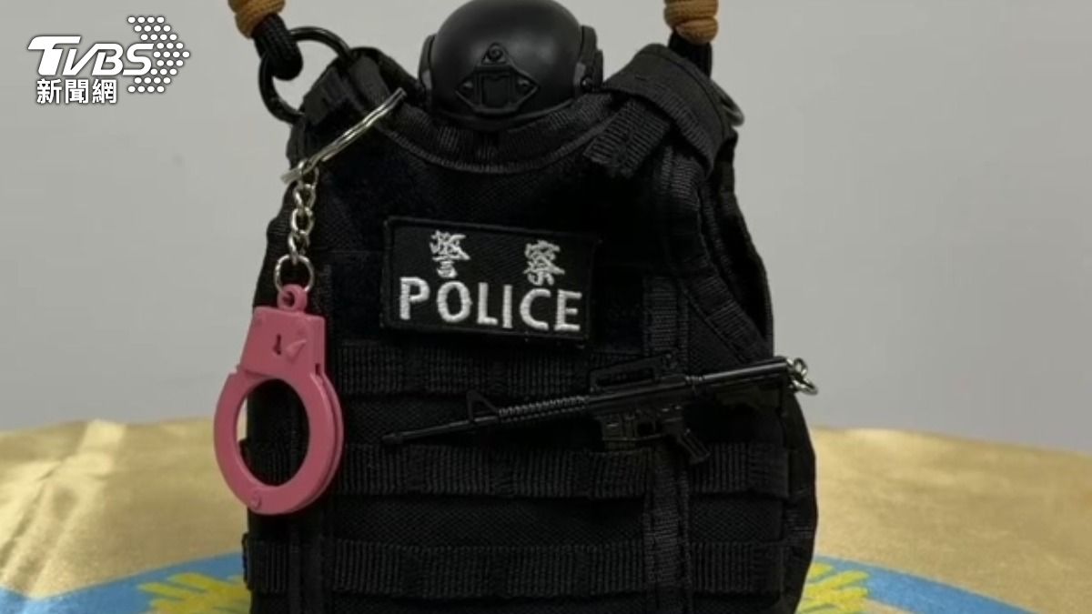 警方也「Jump」進風潮裡，警用防彈背心造型的盃套，上面不只有頭盔還有迷你衝鋒槍，甚至還有粉色手銬。（圖／TVBS）