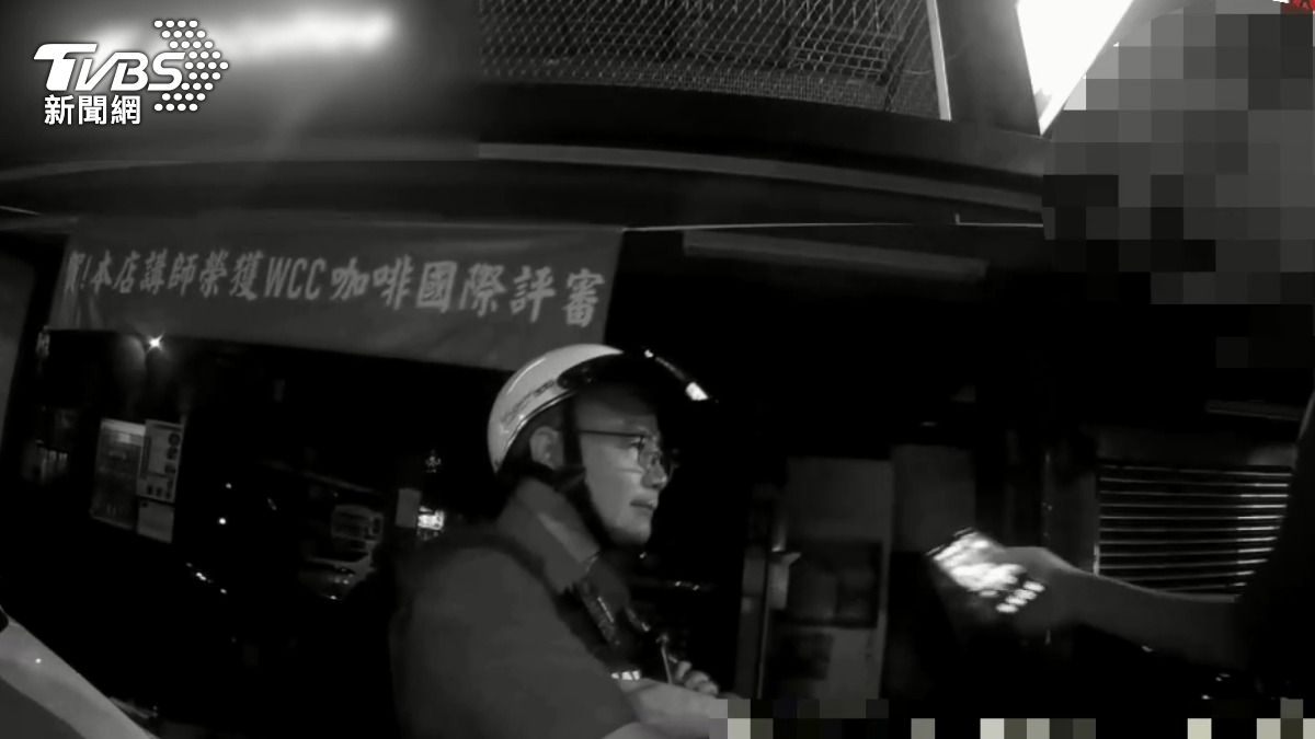 民眾稱停車遭店家拿菜刀恐嚇，報警提告。（圖／TVBS）