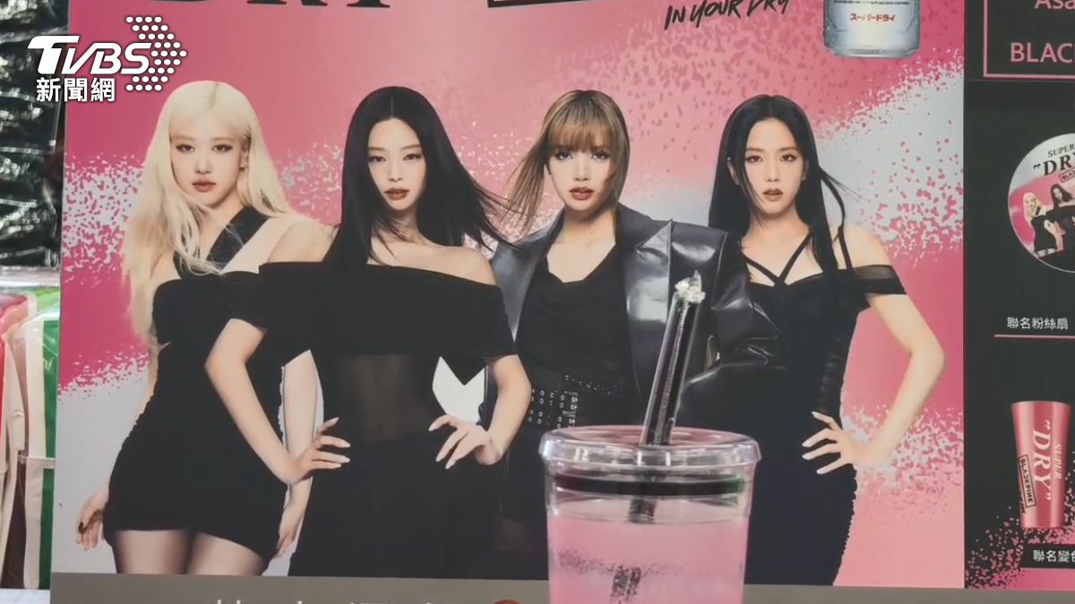 連鎖大賣場也不落人後，一字排開的BLACKPINK聯名商品和大看板吸引了許多顧客（圖／TVBS）
