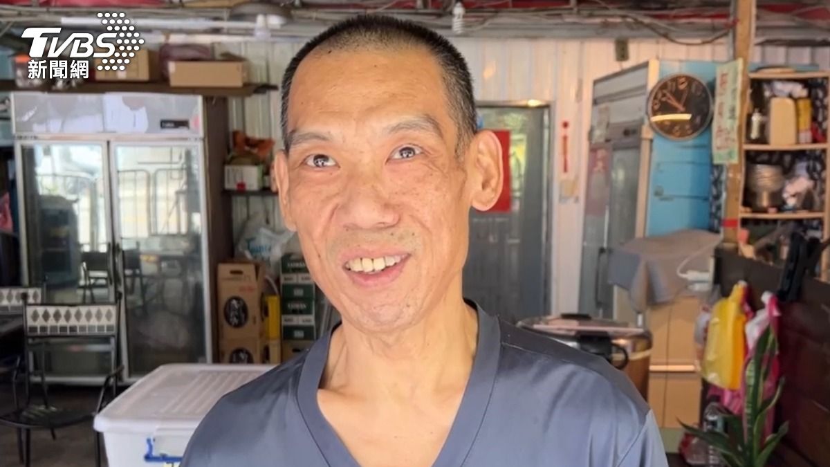 熱炒店老闆發現走失老翁引導進入店內休息並報案。（圖／TVBS）