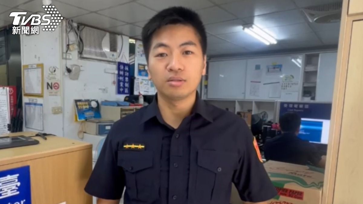 木柵所員警鄭宇倫安撫走失老翁，還聯絡孫子記得來看爺爺。（圖／TVBS）