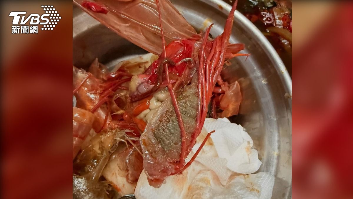 消費者指控網購生食級「紅魔蝦」,要食用時卻發現蝦頭裡面都是沙,質疑業者品質把關有問題。(圖/TVBS)