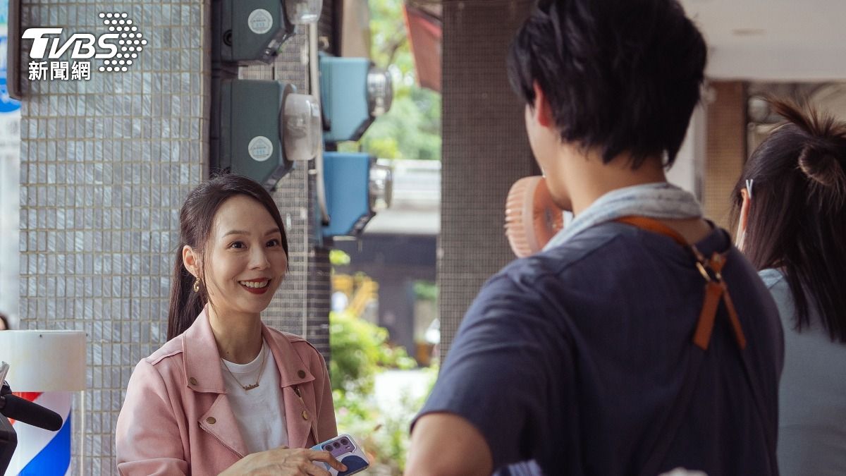 孫淑媚(左)與連晨翔在劇中有一段微妙的感情發展。(圖/TVBS)