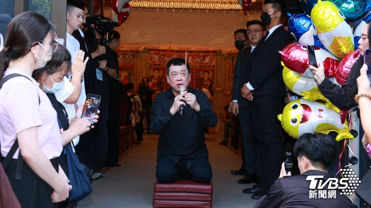 替于朦朧招魂!孫德榮拿香跪拜慟喊「我是沒用爸爸」 法會現場曝光