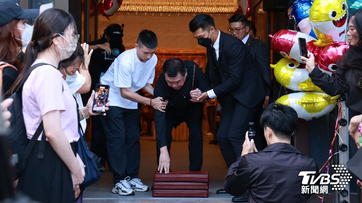 孫德榮在法會開始前,拿香跪拜老天爺。(圖/黃城碩攝)