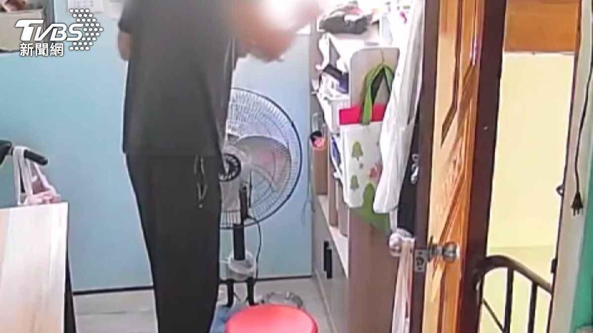 為了提高搜尋效率，將菜刀放下，雙手在屋內搜尋財物。(圖／TVBS)