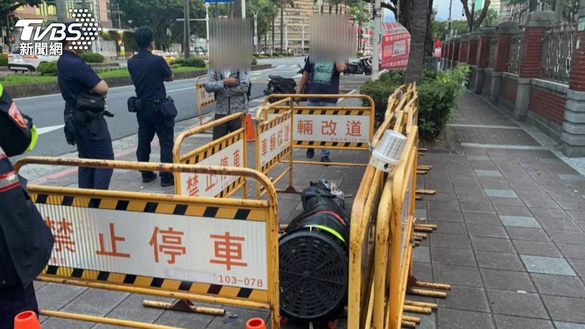 鱷魚頭上被套著桶子。(圖/TVBS)