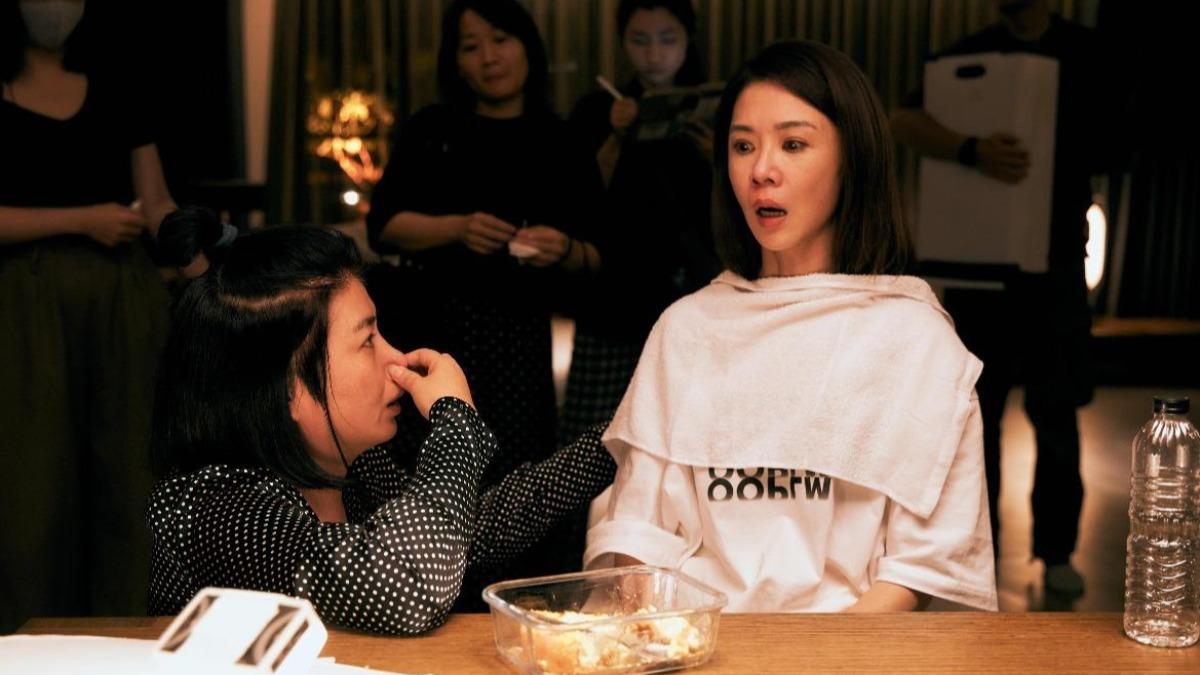 謝盈萱在《影后》飾演王牌經紀人薛亞之。(圖/Netflix提供)