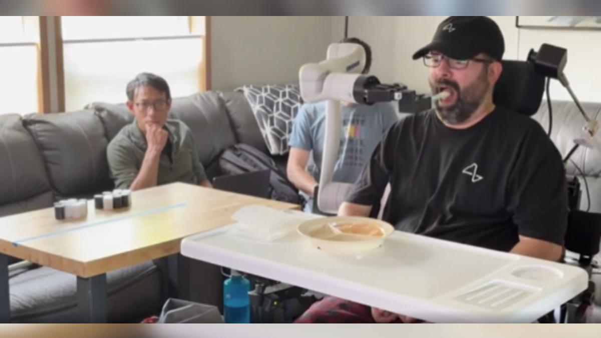 馬斯克旗下腦機介面公司有新突破，將晶片植入漸凍症患者腦部後，現在患者吃飯、喝水，只要用「想的」，就能靠機械手臂完成。（圖／Neuralink）