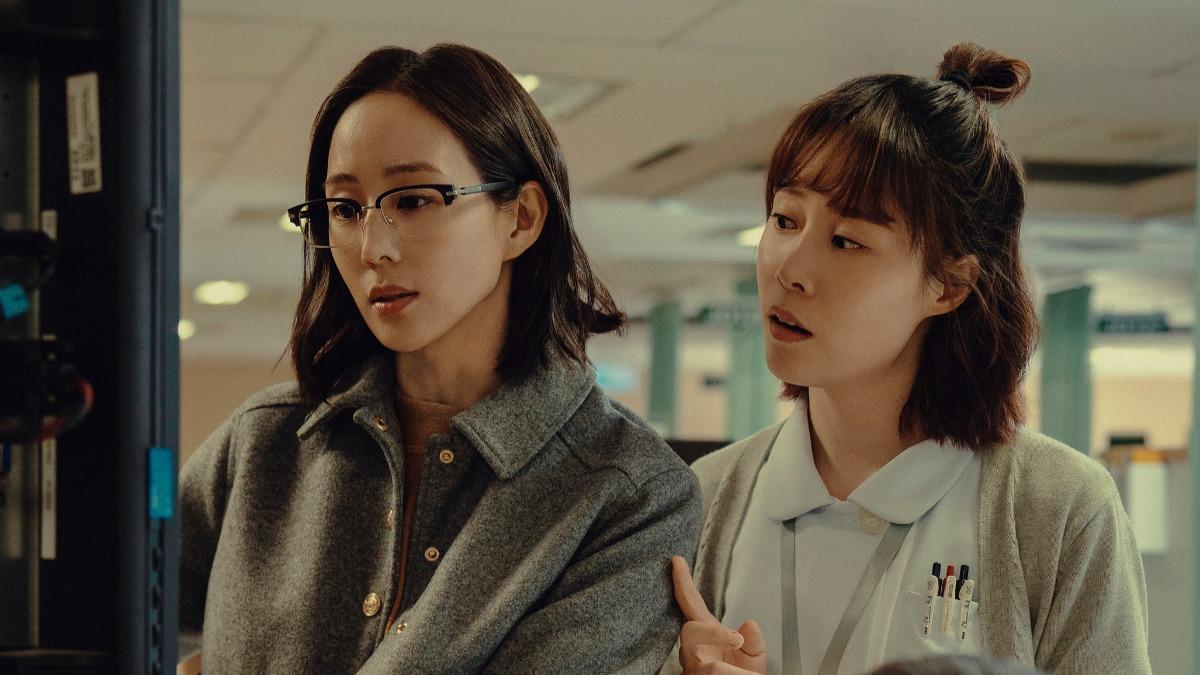 蔡亘晏(右)在《The Outlaw Doctor 化外之醫》演技自然生動。(圖/公視、中華電信、瀚草文創提供)