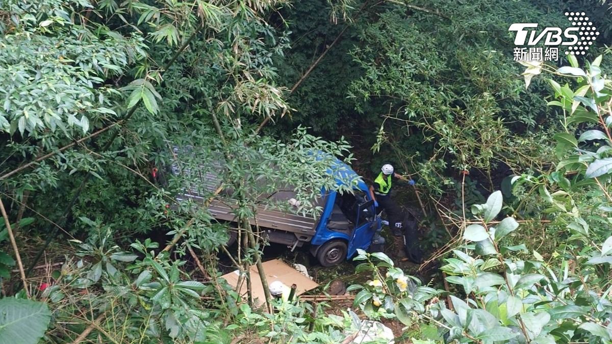 採完茶葉要回家!新北翁開小貨車「突墜4樓高山坡」一度受困