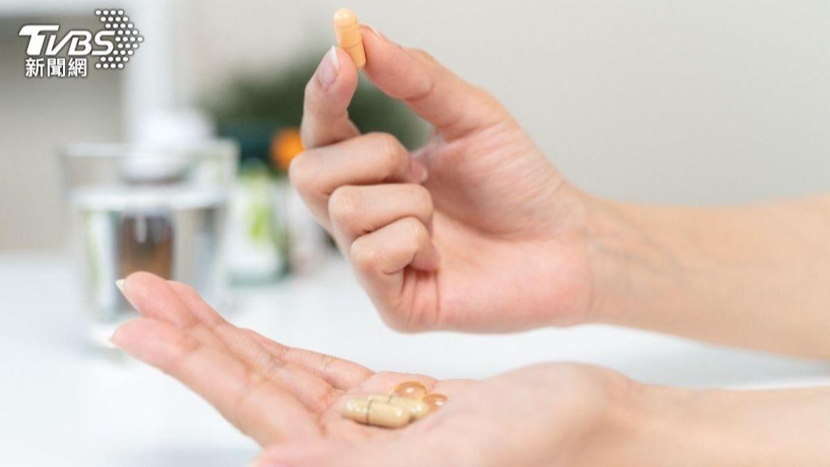 醫師表示，如果把保健品與藥物同時服用，可能會導致交互作用。（示意圖／shutterstock 達志影像）