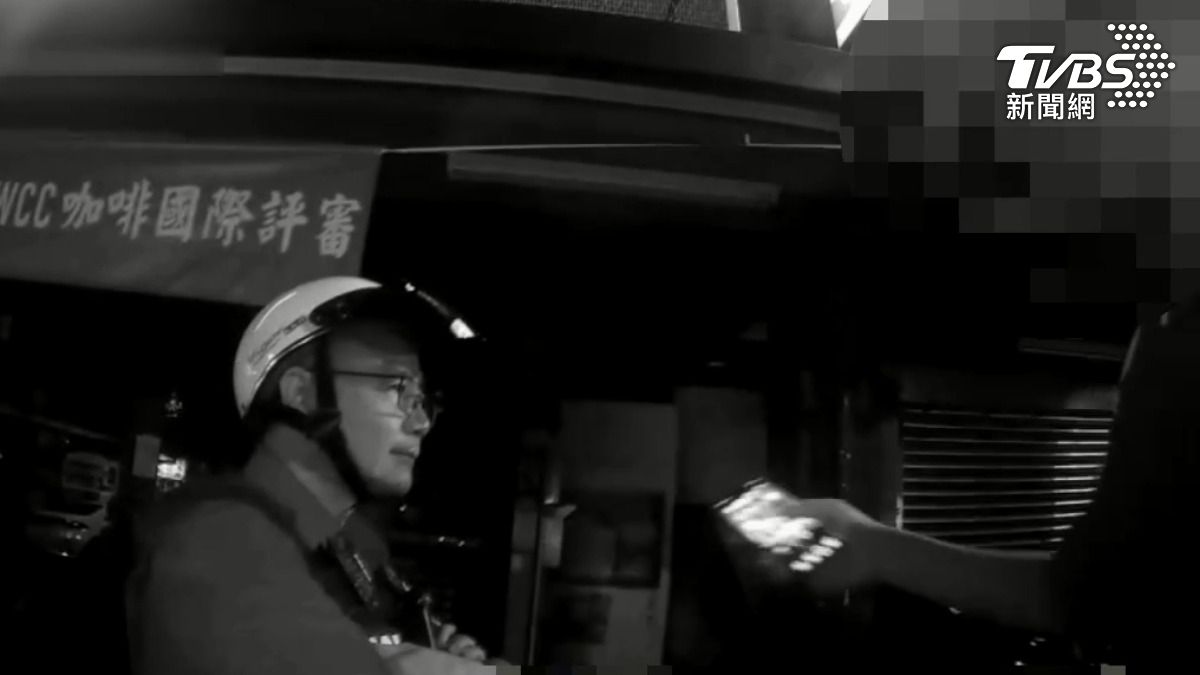 民眾(圖右)稱停車遭店家拿菜刀恐嚇,報警提告。(圖/TVBS)