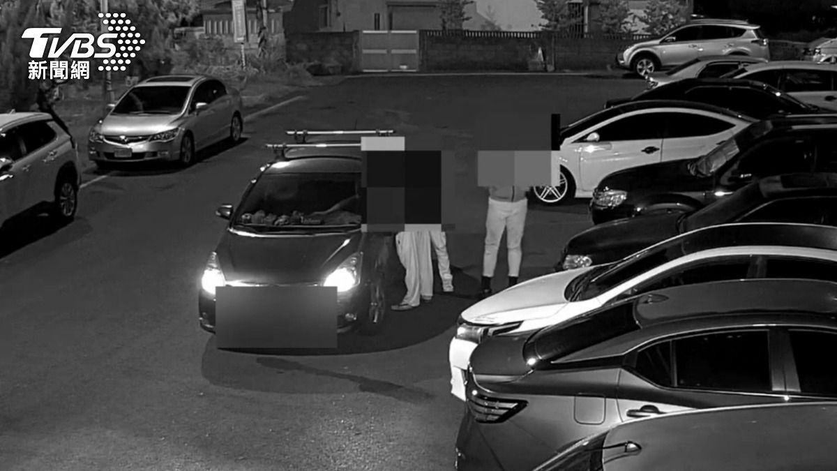 嫌犯徒步進入被害人住處討債。(圖/TVBS)