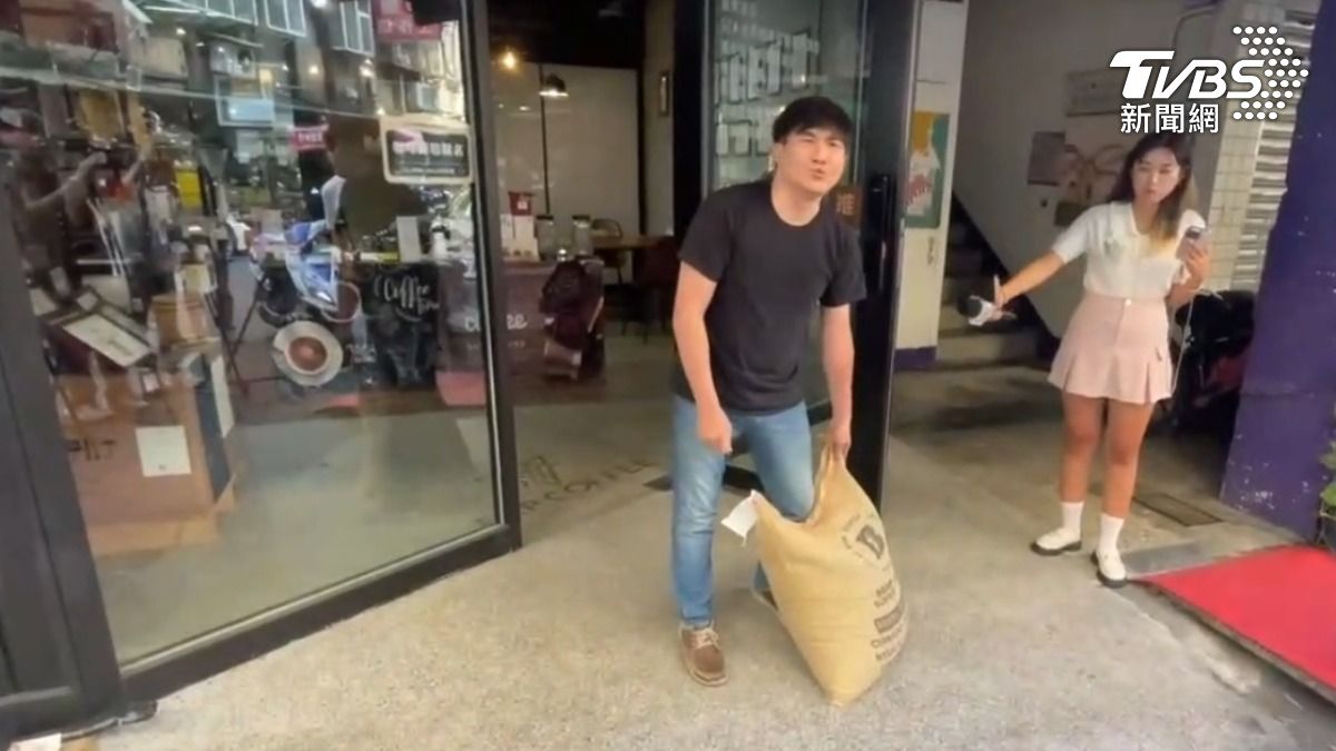 咖啡店業者(左)出面道歉,表示自己太衝動。(圖/TVBS)