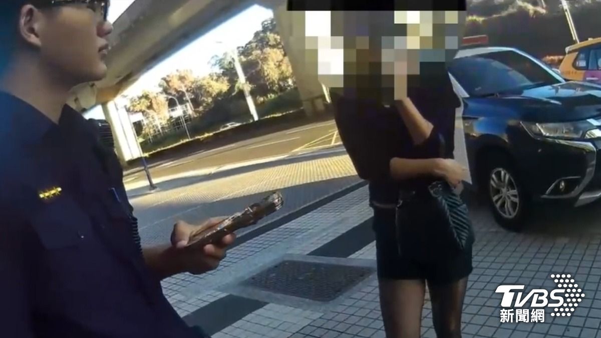 小黃運將報案和女子疑似有搭霸王車糾紛,驚動員警到場。(圖/TVBS)