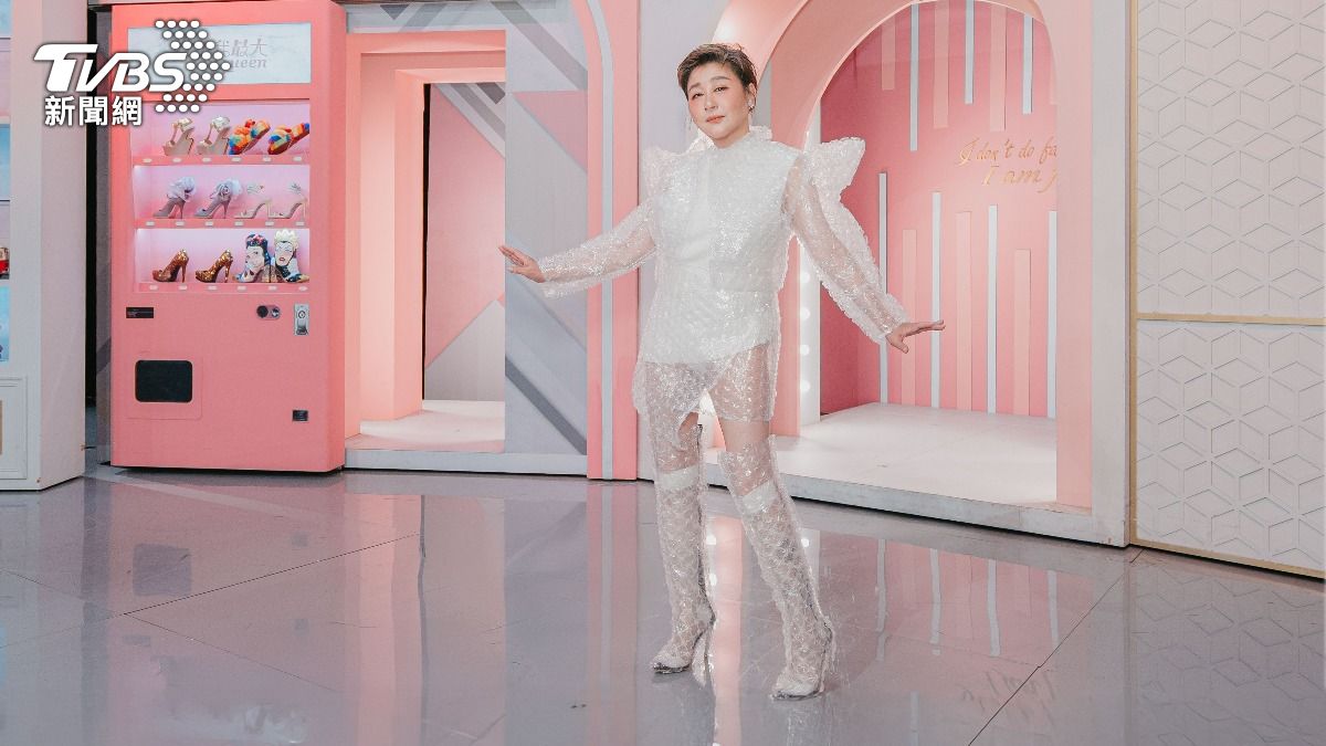 藍心湄把塑膠泡泡紙穿在身，俏皮新穎又不失時尚。（圖／TVBS）