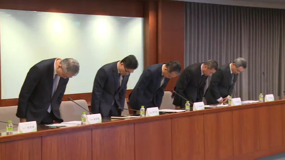 空服員病逝爭議，長榮航空首度出面鞠躬致歉，並在記者會上4度道歉。（圖／TVBS）