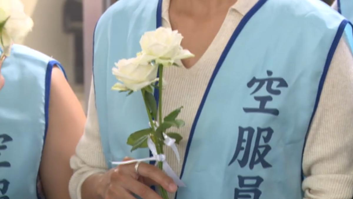 空服員工會無法接受長榮航空說法，特別拿花放到公司總部為離世同仁哀悼。（圖／TVBS）