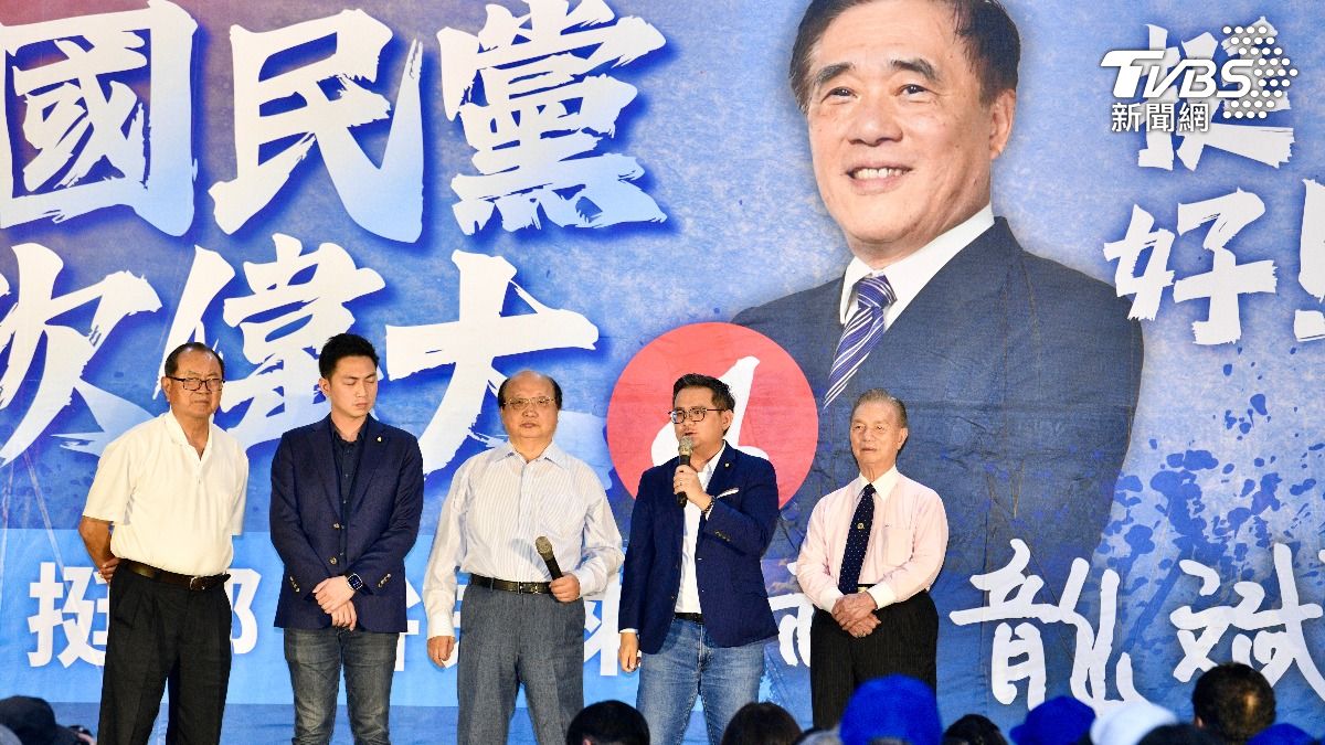 黃健豪(右二)挺郝龍斌。(圖/胡瑞麒攝)