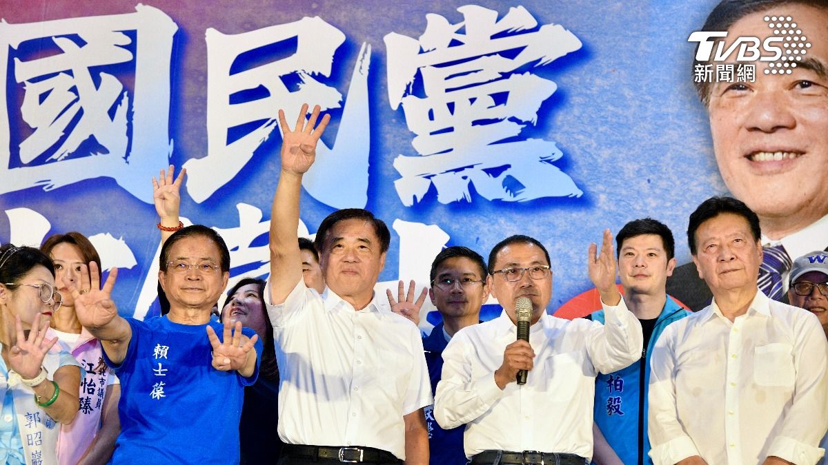 郝龍斌選前之夜,侯友宜、趙少康(右一二)合體相挺。(圖/胡瑞麒攝)