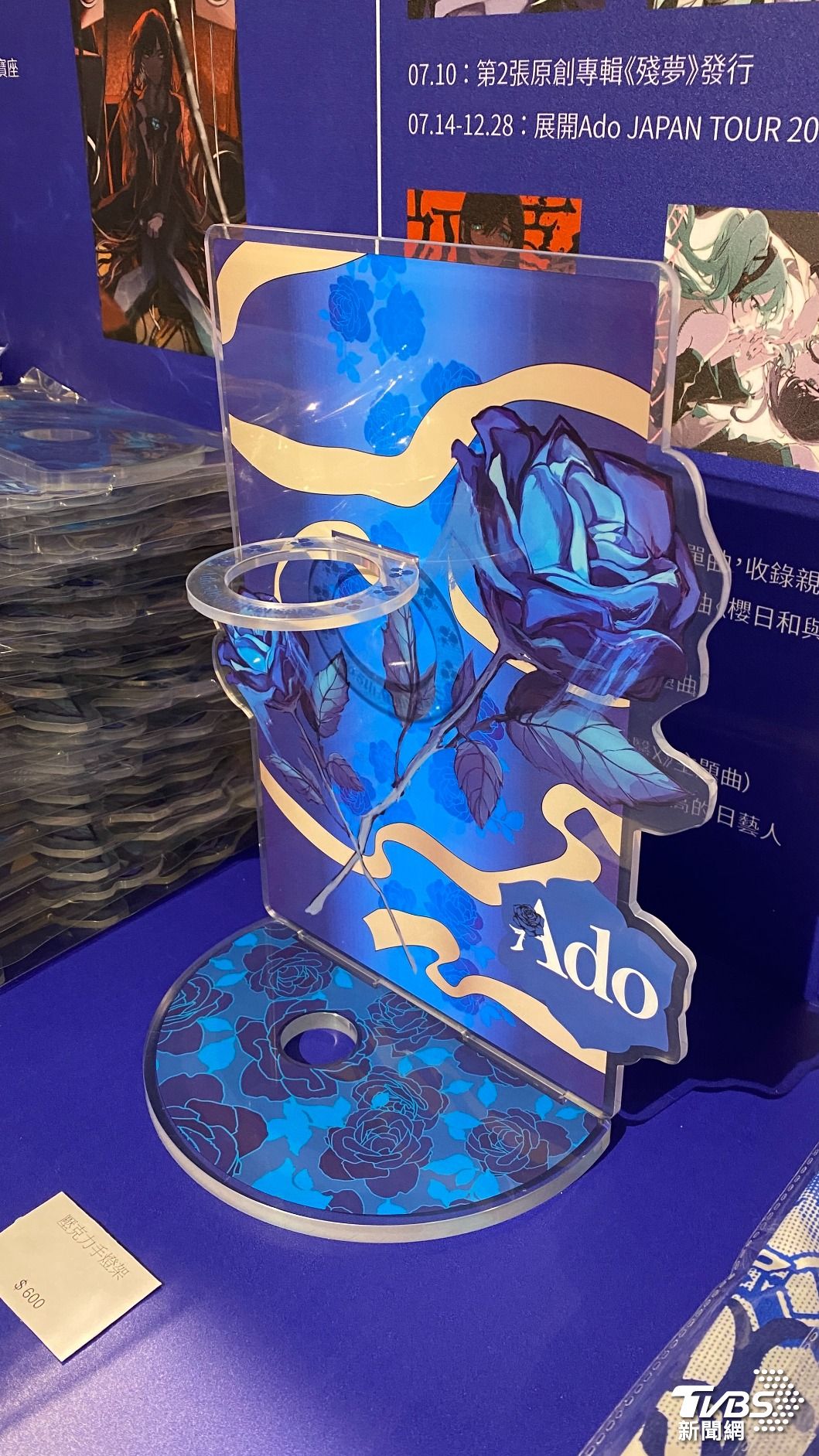 玫瑰手燈架相當夢幻精緻,許多粉絲喊必收。(圖/林坤緯攝)