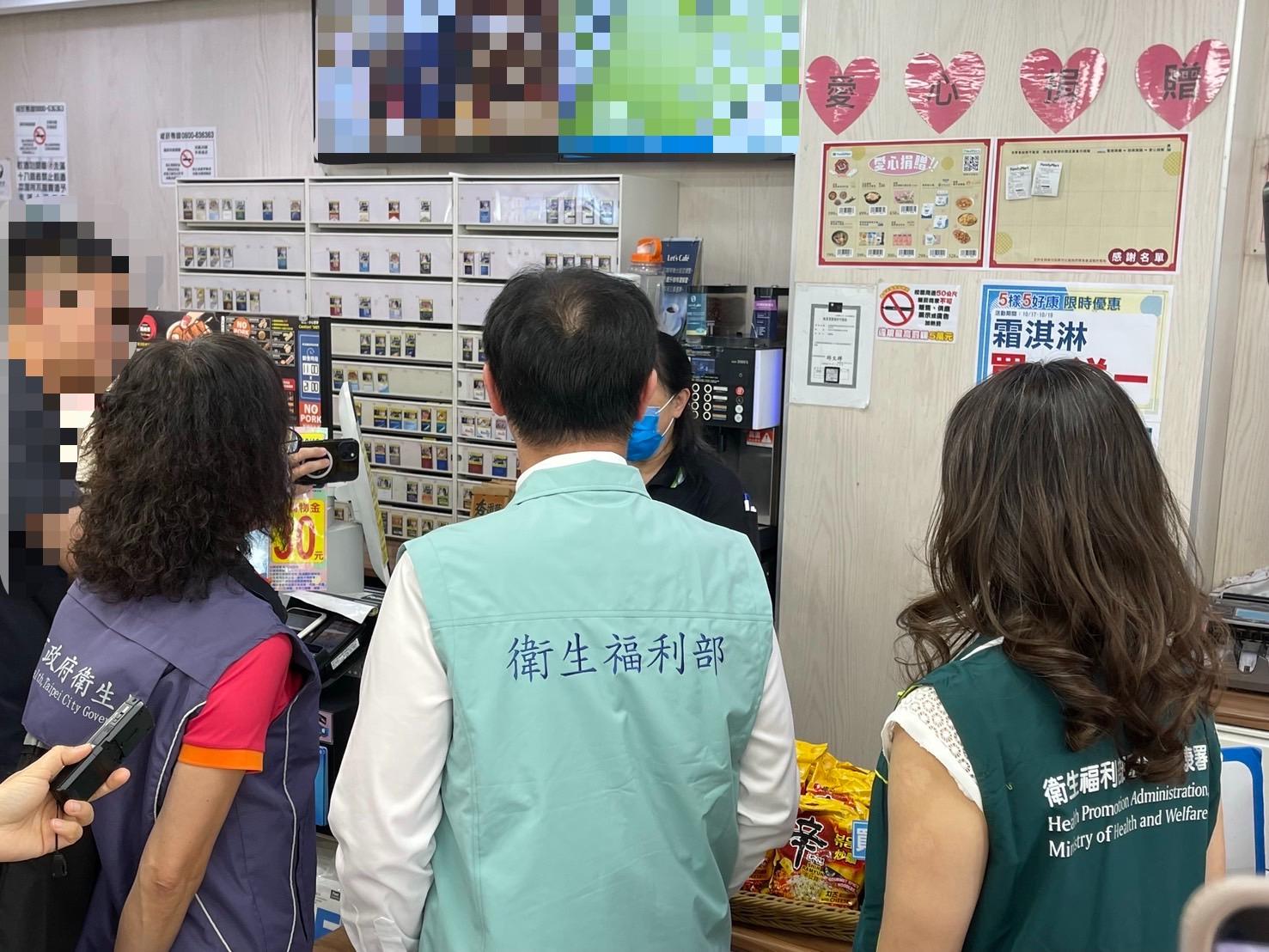 衛福部部長石崇良與國健署署長沈靜芬，偕同台北市衛生局突擊通路現場稽查。（圖／台北衛生局提供）