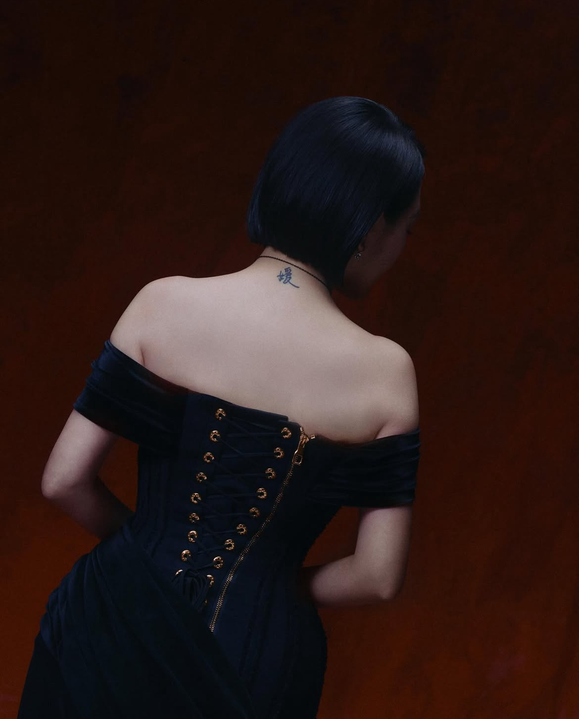 小S身穿及肩禮服，露出為了紀念姐姐所刺下的刺青。（圖／Instagram@elephantdee）